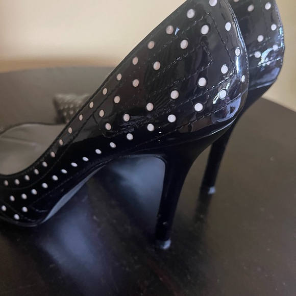 Jessica Simpson black and white patent leather polka dot heels w/ pointed toe - Picture 2 of 5